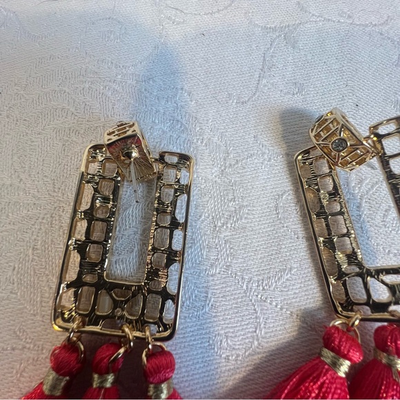 Lilly Pulitzer Earring’s Island Vibe Gold Lattice Door knocker
Ruby Red Tassel - Picture 6 of 6
